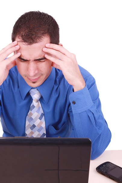 Hombre frustrado con el trabajo sentado delante de un ordenador portátil
. - Foto, imagen