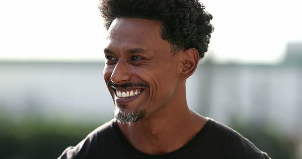 Amistoso hombre negro sonriendo a la cámara. Persona africana con carisma - Foto, imagen