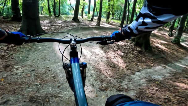 Przejażdżka rowerem Enduro po leśnych ścieżkach - Zdjęcie, obraz