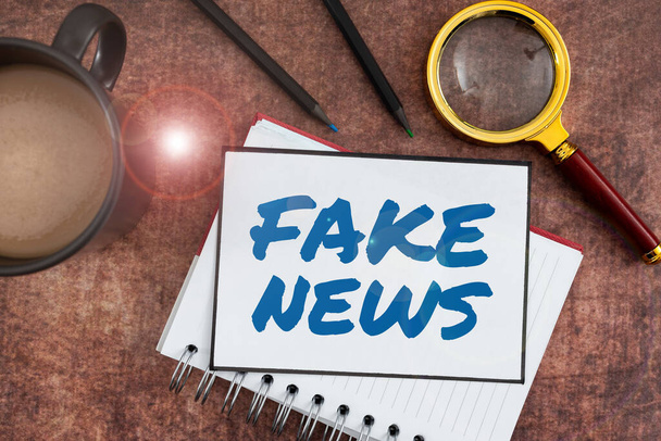 Κείμενο που δείχνει έμπνευση Fake News, Word for Giving information to showing that is not true by the media - Φωτογραφία, εικόνα