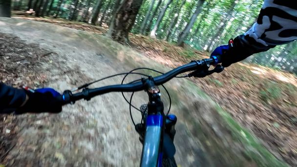 Enduro jízda na kole v lesních stezkách - Fotografie, Obrázek