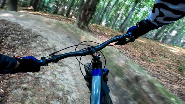 Ендуро велосипедна прогулянка в лісових стежках
 - Фото, зображення