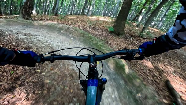 Paseo en bicicleta enduro por los senderos del bosque - Foto, imagen