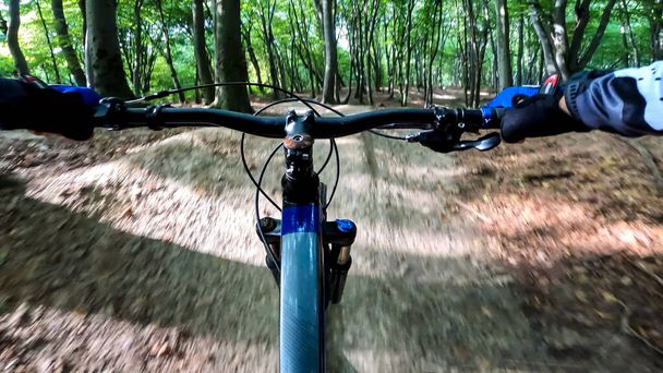 Enduro kerékpárút az erdei ösvényeken - Fotó, kép