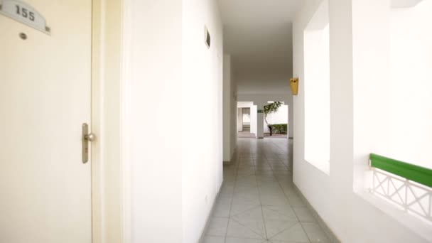 A szálloda gyönyörű fehér folyosó - Felvétel, videó
