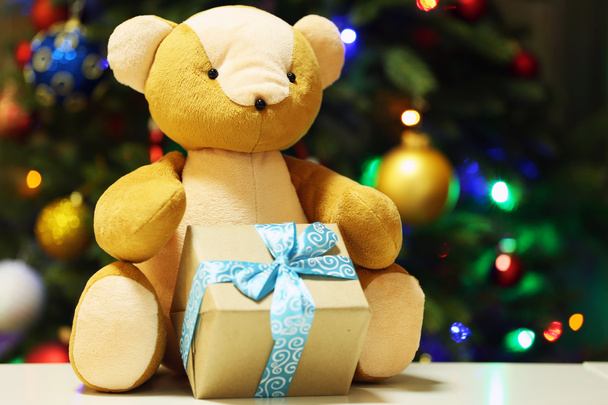 Teddy bear and gift box - Фото, зображення