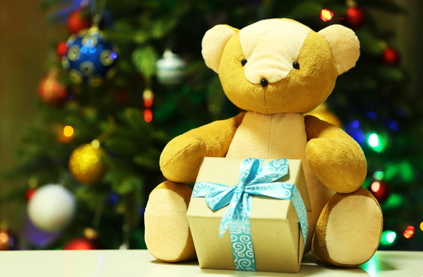 Teddy bear and gift box - Фото, зображення