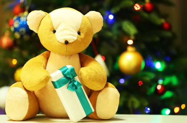 Teddy bear and gift box - Valokuva, kuva