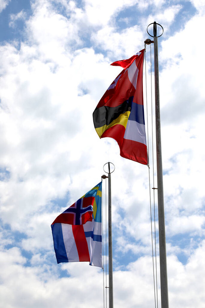 flagi międzynarodowe na maszcie podczas spotkania przedstawicieli różnych narodów - Zdjęcie, obraz