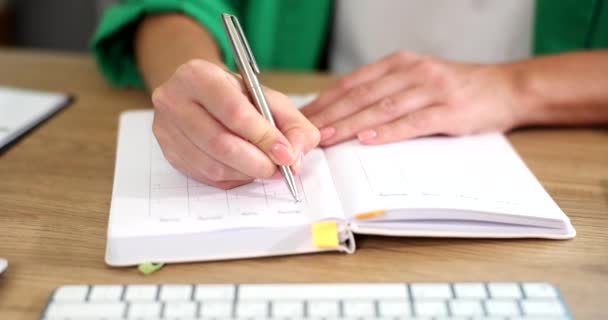 Mulher escreve com caneta em caderno de negócios e escritório educacional. Planeamento da gestão do tempo de trabalho e lista de reuniões de negócios - Filmagem, Vídeo