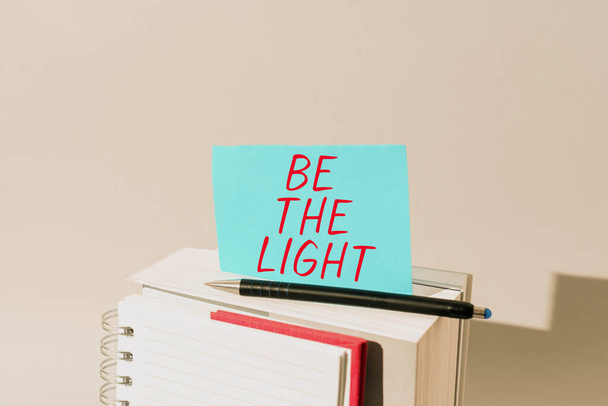 Pisanie wyświetlania tekstu Be The Light, Pomysł na biznes Oświeć innych pokazując swoją postawą być optymistą - Zdjęcie, obraz