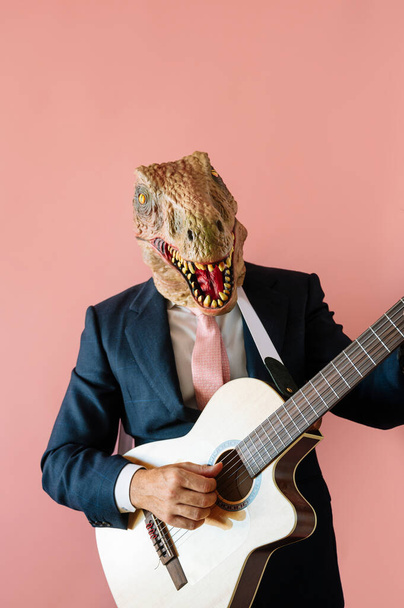 Lizard-headed man playing the guitar. - Foto, imagen