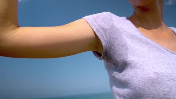 Close-up van een vrouw met hyperhidrose van het zweten. Jong met zweet vlek op haar kleren buiten aan zee. Gezondheidszorg concept. hyperhidrose zweet onder de arm, voelt zich niet goed met het lichaam, - Video