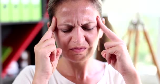 Gefrustreerde jonge vrouw die met hoofdpijn en migraine omgaat. Vrouw die angstpijn en druk voelt - Video