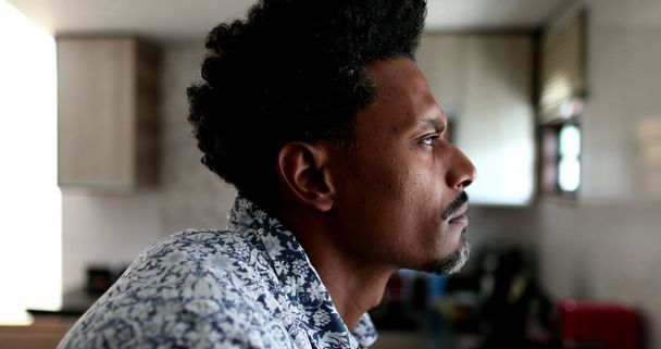 Töprengő fekete afrikai férfi gondolkodás megoldás, személy csukott szemmel gondolkodás élet - Fotó, kép