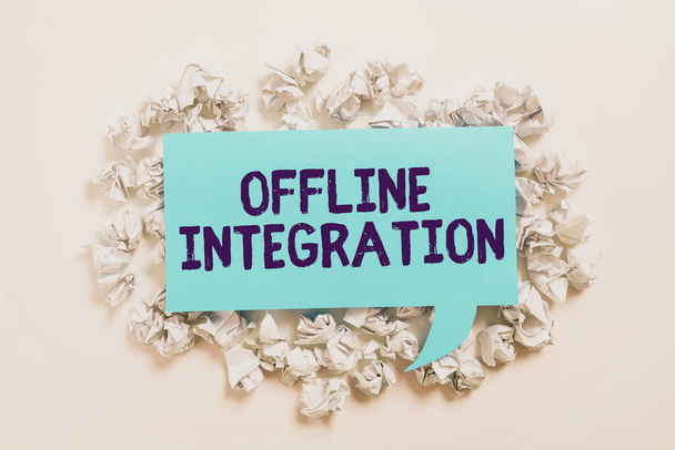 Tekenen weergeven Offline Integratie, Business idee Eerste Triad van Marketing Televisie Print en Outdoor - Foto, afbeelding