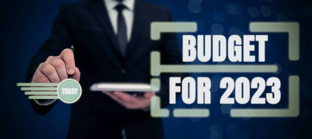 Tekst met inspiratie Begroting 2023Een schriftelijke raming van inkomsten en uitgaven voor 2023, Woord voor Een schriftelijke raming van inkomsten en uitgaven voor 2023 - Foto, afbeelding