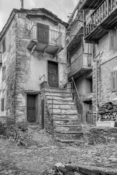 Típicas casas de piedra de estilo antiguo de Realdo, pequeño pueblo sobre los Alpes de Liguria (provincia de Imperia, norte de Italia), cerca de las fronteras entre Italia y Francia. - Foto, imagen