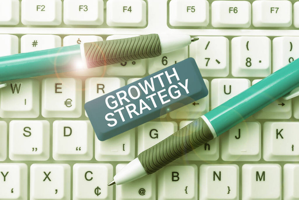 Handschriftliche Zeichen Wachstumsstrategie Strategie, die darauf abzielt, kurzfristig größere Marktanteile zu gewinnen, Unternehmensübersichtsstrategie, die darauf abzielt, kurzfristig größere Marktanteile zu gewinnen - Foto, Bild