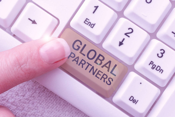Текстовый знак, показывающий глобальные партнерыДве или более фирм из разных стран работают в команде, Концепция Интернета Две или более фирм из разных стран работают в команде - Фото, изображение