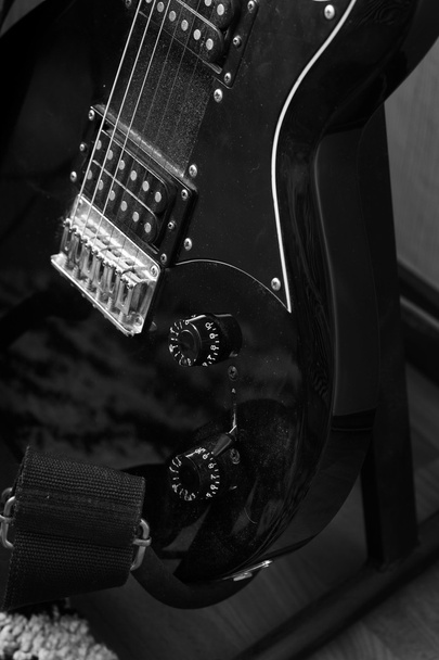 Fekete fényes gitár - Fotó, kép