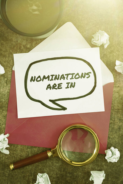 Escribir mostrando texto Las nominaciones están en, Enfoque de negocios Formalmente Elegir a alguien Candidato oficial para un premio - Foto, imagen