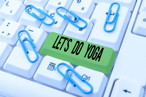 Sinal de texto mostrando Let S Is Do Yoga, Conceito significado Momento certo para trabalhar fora por meditação e treinamento - Foto, Imagem