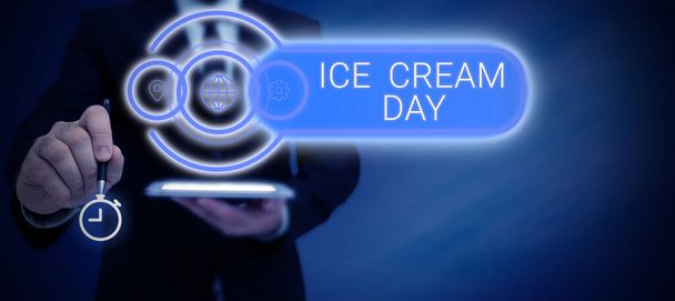 Tekst met inspiratie Ice Cream Day, Concept betekent Special moment voor het eten van iets zoets desserts geluk - Foto, afbeelding