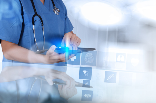 Medycyna lekarz strony pokazuje komputer tablet z medyczna - Zdjęcie, obraz