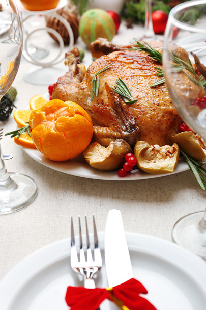 Sült csirke ünnepi vacsorára. Karácsonyi táblázat beállítása - Fotó, kép