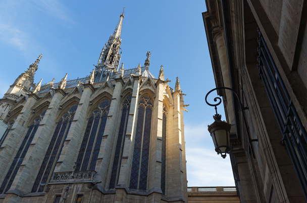 Außenansicht der Heiligen Kapelle-Sainte Chapelle, erbaut 1248, Paris, Frankreich. Die Sainte Chapelle ist eine königliche mittelalterliche gotische Kapelle und eines der berühmtesten Denkmäler der Stadt Paris. - Foto, Bild