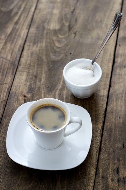 Tazza di caffè con zucchero sul tavolo di legno
 - Foto, immagini