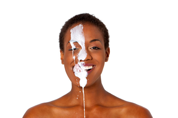Hermosa joven pelo corto Africana americana cara de mujer cubierta de leche - Foto, imagen