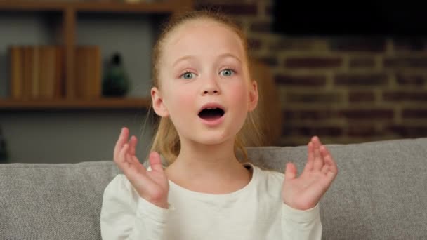 Junge Preteen Mädchen ziemlich lustiges Kind schaut überrascht in die Kamera mit großen Augen offenen Mund in Entzücken Schock Wow Reaktion auf Geschenk Geburtstag wirklich positive Kindergefühle glückliche Kindheit überraschen - Filmmaterial, Video