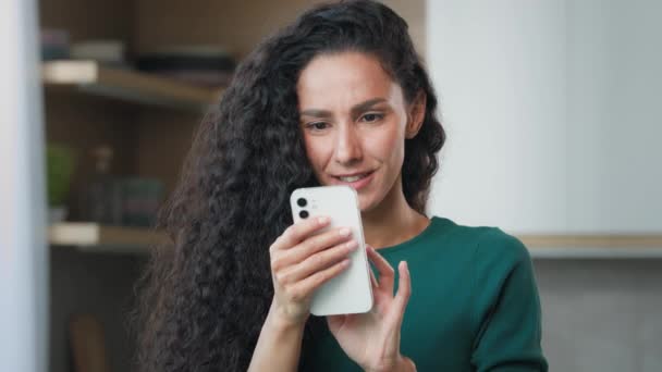 Çekici kıvırcık saçlı kadın mobil uygulama üzerinden alışveriş yapan mutlu müşteri alıcısı piyango sevinci internet satışlarında indirim kazandı olumlu duygu e-ticaret kazancı heyecan tepkisini kutladı - Video, Çekim