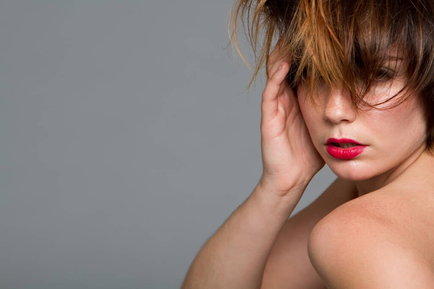 Gyönyörű fiatal nő rövid rendetlen haj és piros ajkak - Fotó, kép