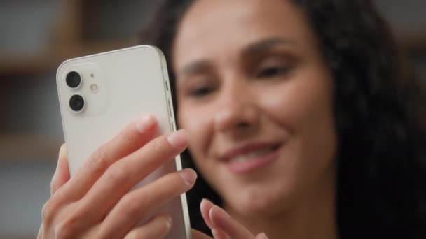 Κοντινό πλάνο γυναικεία χέρια κρατώντας κινητό τηλέφωνο συσκευή gadget δακτυλογράφηση κινητό dating app υπηρεσία online smartphone chatting γραπτών μηνυμάτων παραγγελία τροφίμων γυναίκα περιήγηση χαμόγελο χρησιμοποιώντας σύνδεση Wi-Fi εσωτερική - Πλάνα, βίντεο