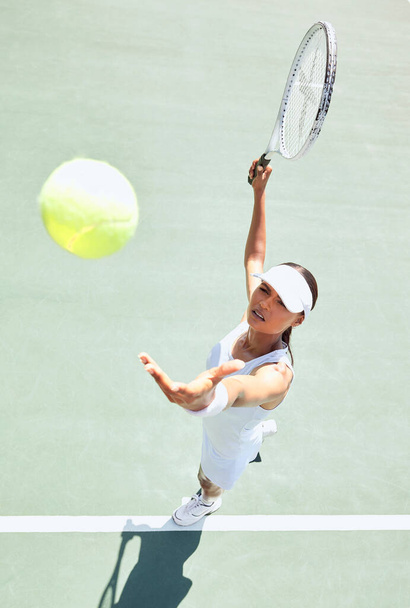 Κάτοψη, γήπεδο τένις και γυναίκα που σερβίρει μπάλα σε διαγωνισμό προπόνησης, παιχνίδι και επαγγελματικό καλοκαιρινό αγώνα. Αθλητής με κίνητρο ή όραμα στην προπόνηση, άσκηση ή φυσική κατάσταση με νοοτροπία νικητή. - Φωτογραφία, εικόνα