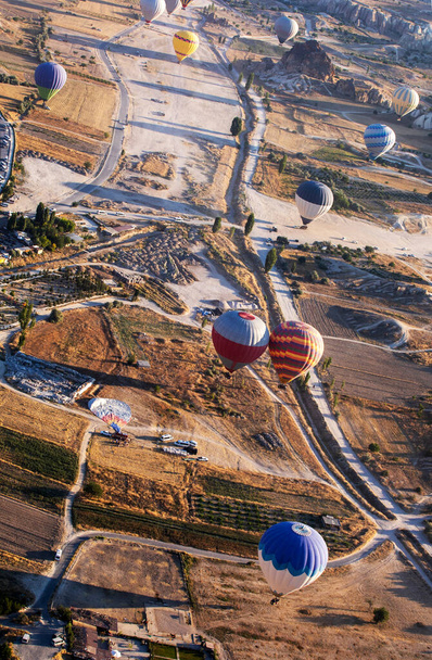 όμορφη θέα της πτήσης αερόστατων θερμού αέρα νωρίς το πρωί στην κοιλάδα του Goreme Cappadocia θέα από ψηλά - Φωτογραφία, εικόνα