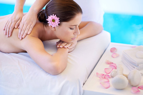 Ser mimado. uma jovem atraente desfrutando de uma massagem relaxante - Foto, Imagem