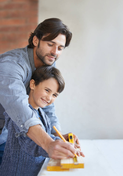 Aprender los secretos del bricolaje. Un padre y un hijo haciendo carpintería juntos - Foto, imagen