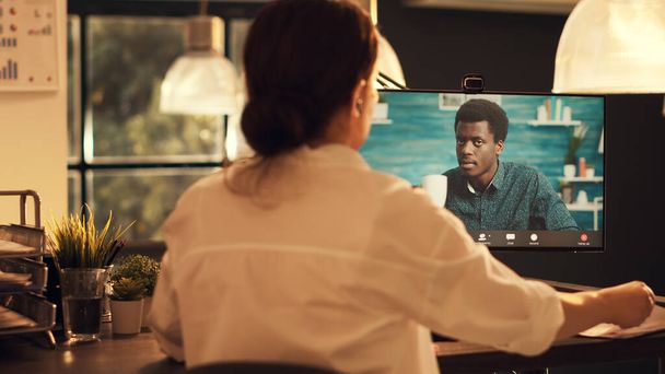 Νεαρή συνάντηση ενηλίκων με τον άνθρωπο σε απευθείας σύνδεση videocall σύνδεση, μιλώντας σε κάμερα υπολογιστή. Χρήση τηλε-τηλεδιάσκεψης για συζήτηση μέσω τηλεδιάσκεψης σε διαδικτυακή εφαρμογή. - Φωτογραφία, εικόνα