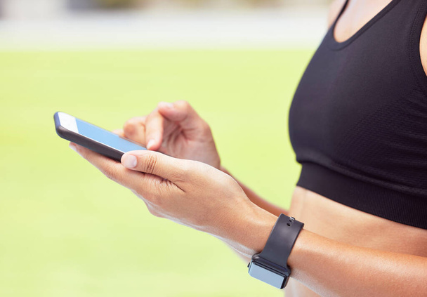 Γυμναστική γυναίκα, τηλέφωνο app και τα χέρια του αθλητισμού έξω για την άσκηση, την κατάρτιση και την προπόνηση για την υγεία και την καλή φυσική κατάσταση. Κλείσιμο της ενεργού γυναίκας δρομέας δρομέας παρακολούθηση πρόοδο για καρδιο βήματα και ευεξία. - Φωτογραφία, εικόνα