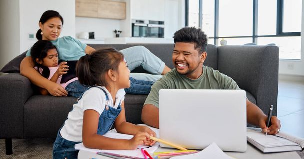Boldog, családi és szórakoztató tanulás az oktatásban a technológia együtt a nappaliban kötődés boldogság otthon. A szülők ülnek a gyerekek tanítás, pihentető és otthoni tanulás szórakoztató mosollyal a munka. - Fotó, kép