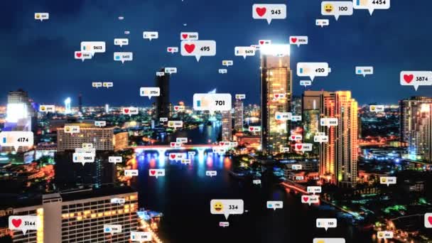 Les icônes des médias sociaux survolent le centre-ville montrant la connexion réciproque des gens via la plate-forme d'application de réseau social. Concept pour la communauté en ligne et stratégie de marketing des médias sociaux . - Séquence, vidéo