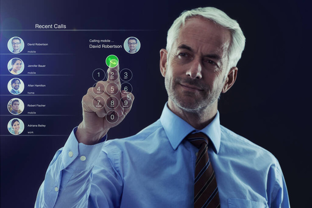 Использование цифрового интерфейса. CGI снимок бизнесмена с использованием цифрового интерфейса - Фото, изображение
