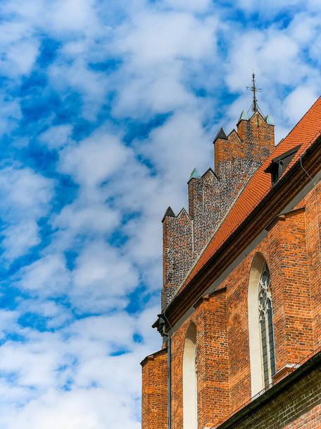 Wroclaw, Lengyelország - 2021. augusztus: Felnéz a wroclawi Corpus Christi plébánia hátsójára - Fotó, kép