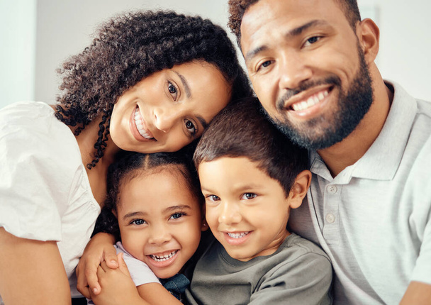 Portret, selfie en gelukkige familieband, een zorgzaam moment delen en poseren voor een foto terwijl je thuis op een bank knuffelt. Adoptie, zorg en pleegkind glimlachend en geliefd bij pleegouders. - Foto, afbeelding
