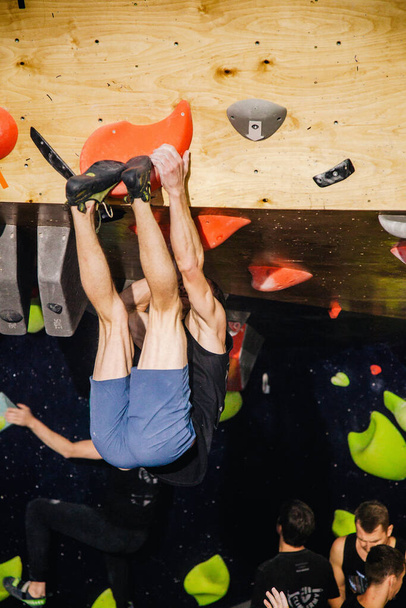 Ukraine. Kiev. 24.09.2022 competitions in climbing, bouldering. climbing gym "Space". High quality photo - Foto, imagen