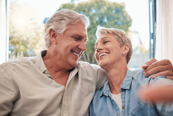 Любов, літні люди і селфі з пенсійною парою вдома розслабляються з романтичним зором. Заміжні та щасливі пенсіонери у стосунках з турботою, довірою та повагою фотографії разом
 - Фото, зображення